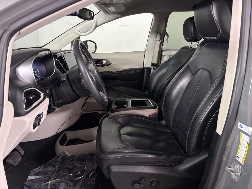 Used 2022 Chrysler Pacifica Touring-L image 16