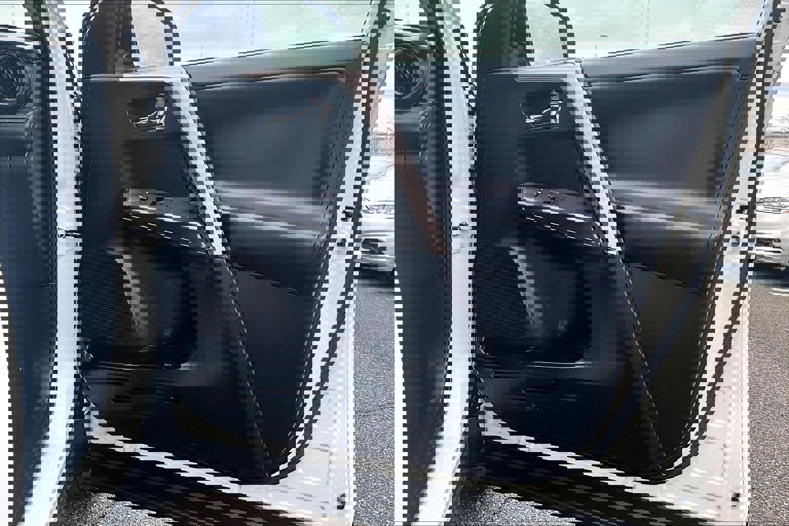 Used 2018 Toyota RAV4 XLE image 23