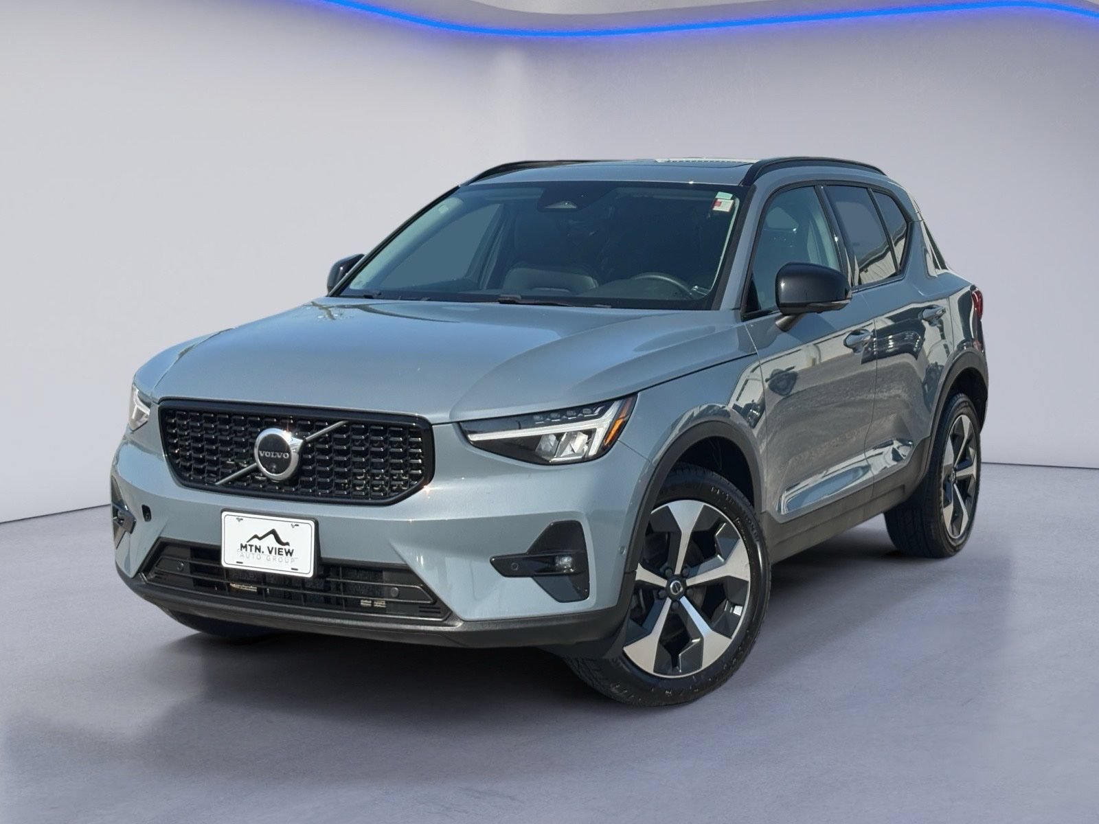 Used 2023 Volvo XC40 B4 Ultimate FWD video 2