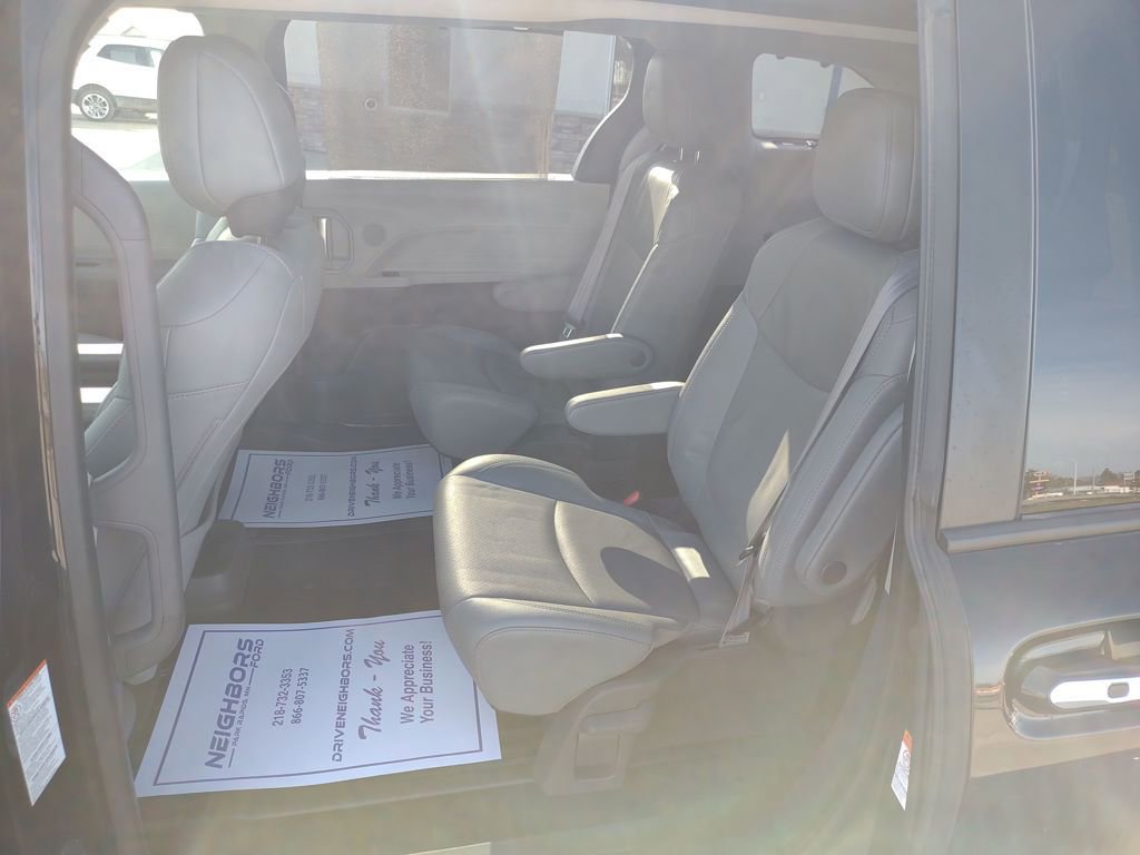 Used 2021 Toyota Sienna Limited image 27
