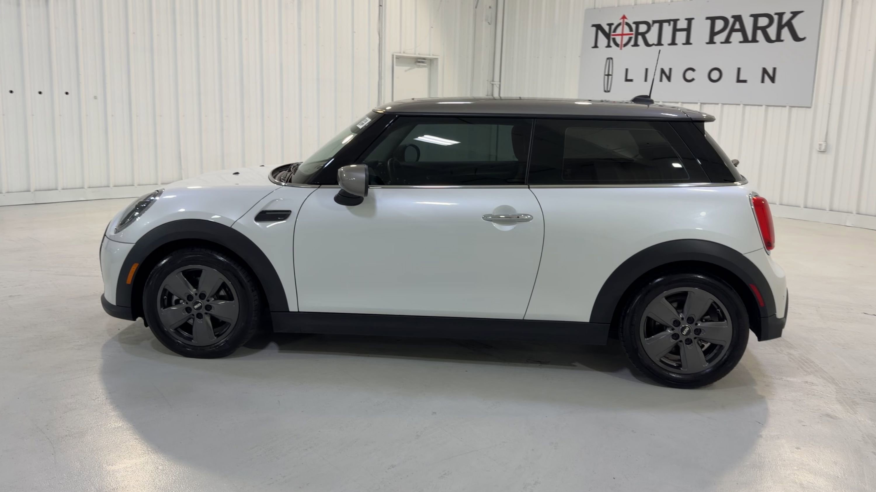 Used 2024 MINI Cooper 2-Door Hardtop w/ Signature Upholstery Package FWD image 7