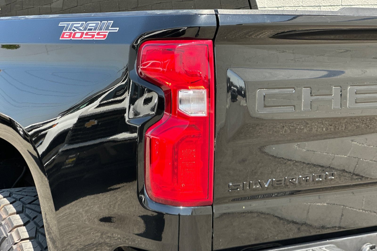 Used 2025 Chevrolet Silverado 1500 LT Trail Boss w/ LPO, Dark Essentials Package AWD/4WD image 37