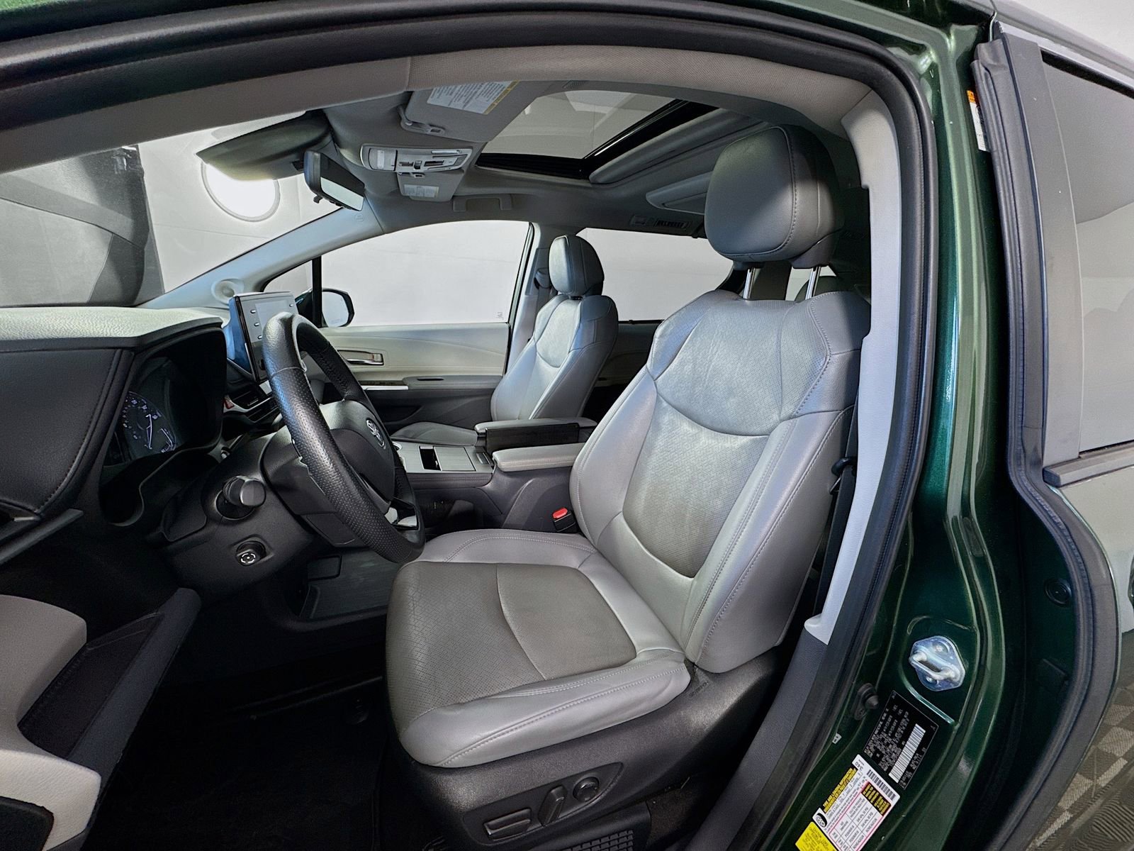 Used 2023 Toyota Sienna Limited AWD/4WD image 12
