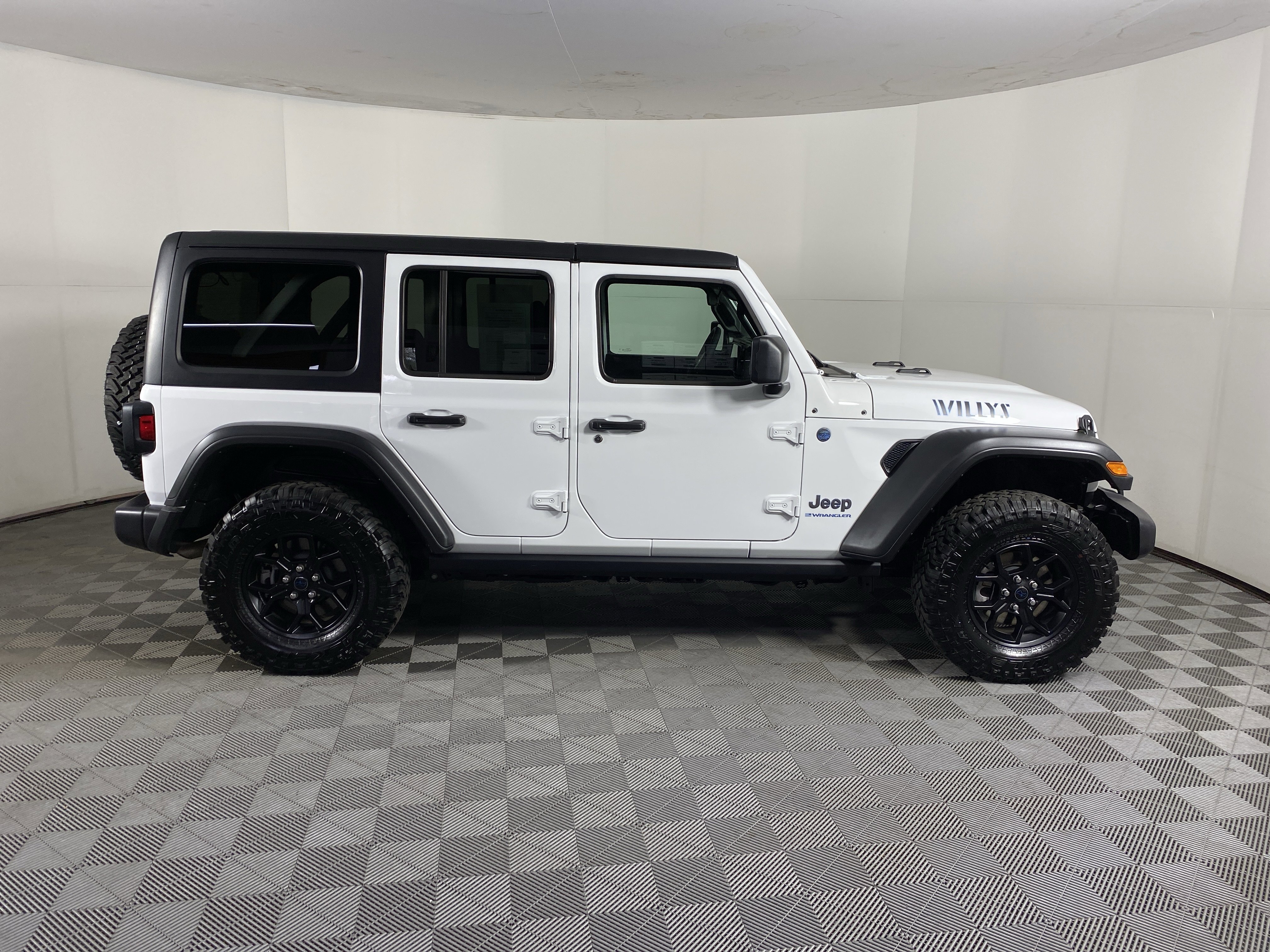 Used 2025 Jeep Wrangler Willys AWD/4WD image 5