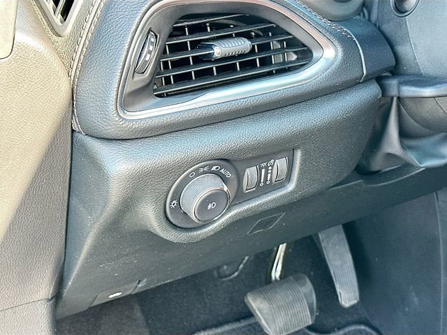 Used 2025 Chrysler Pacifica Pinnacle image 10