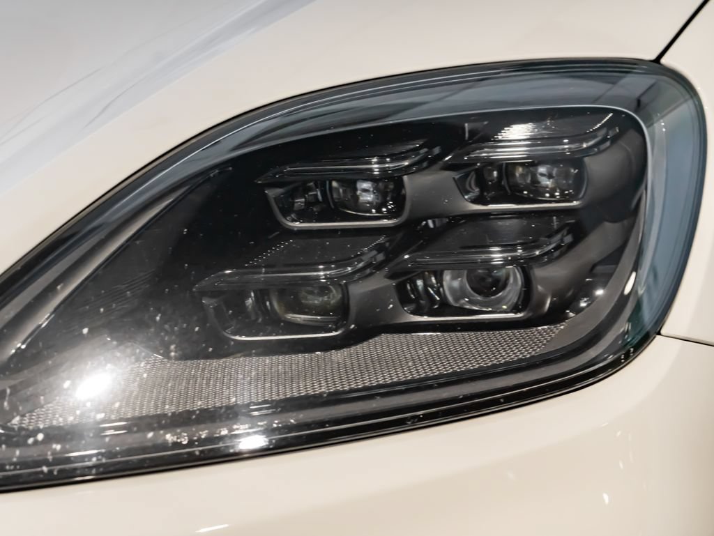 Certified 2025 Porsche Cayenne Turbo AWD/4WD image 34