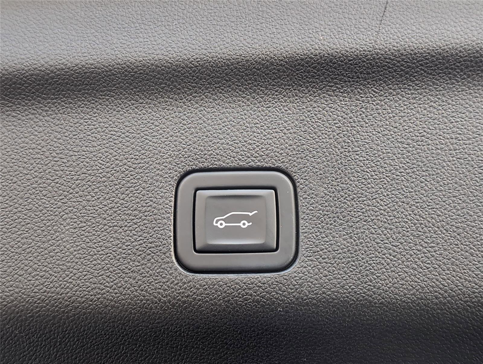 Used 2023 Chevrolet Suburban Premier w/ Premium Package image 31