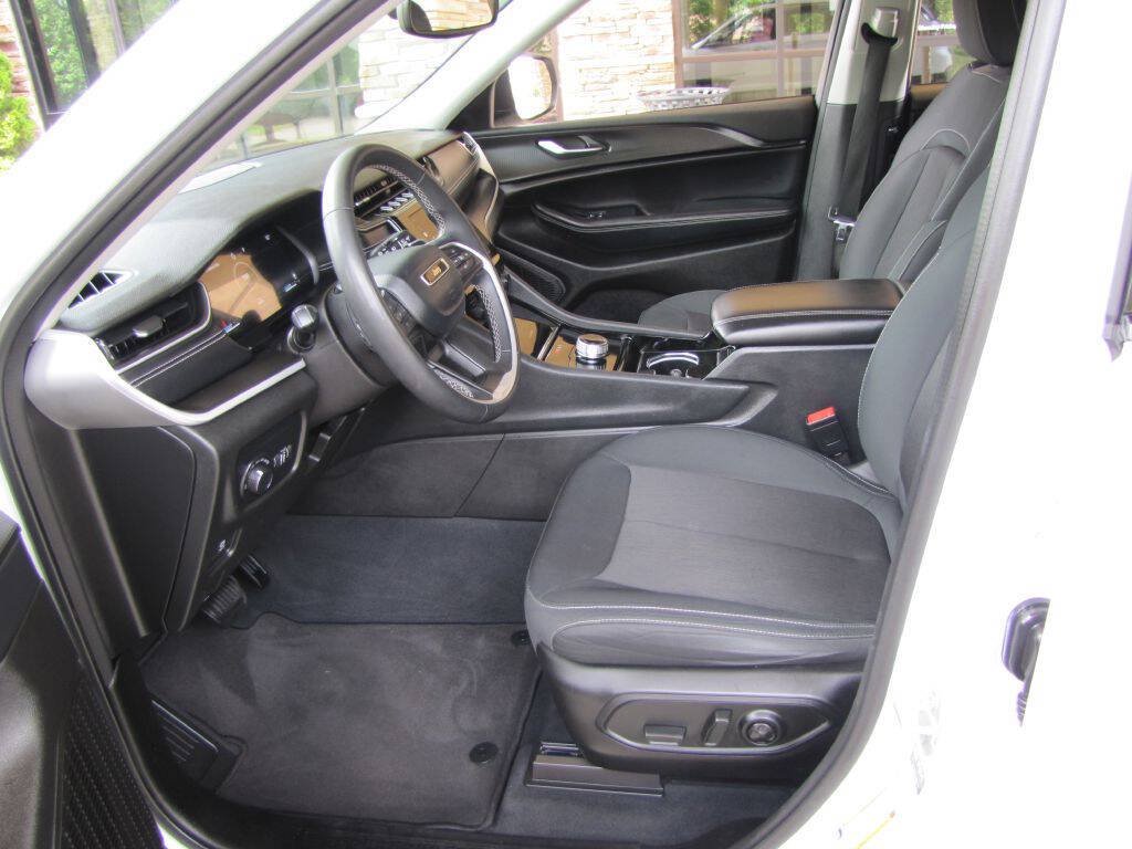 Used 2023 Jeep Grand Cherokee L Laredo RWD image 12