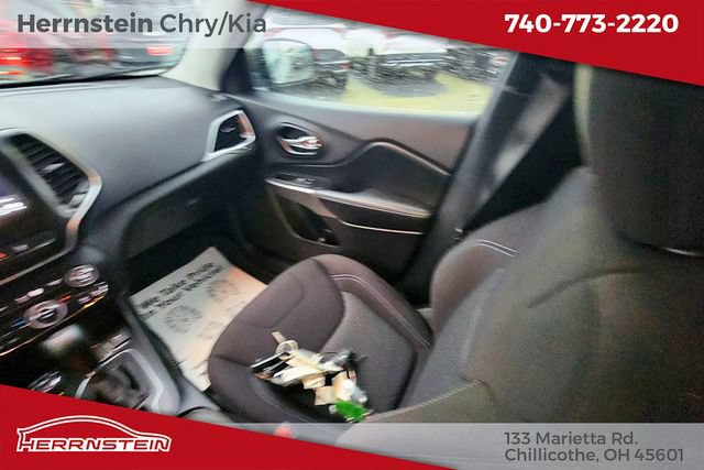 Used 2021 Jeep Cherokee Latitude w/ Mopar Interior Package AWD/4WD image 9
