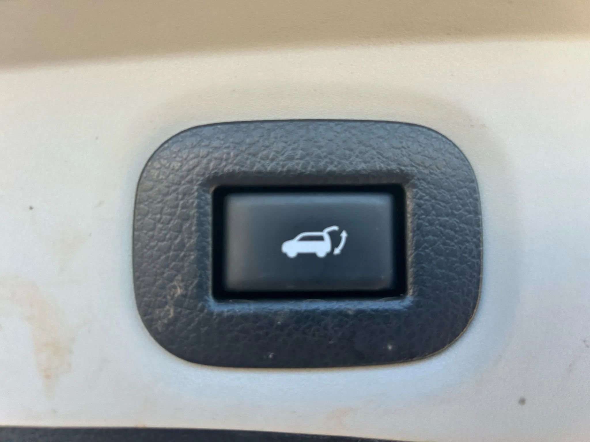Used 2018 Nissan Rogue SV image 19