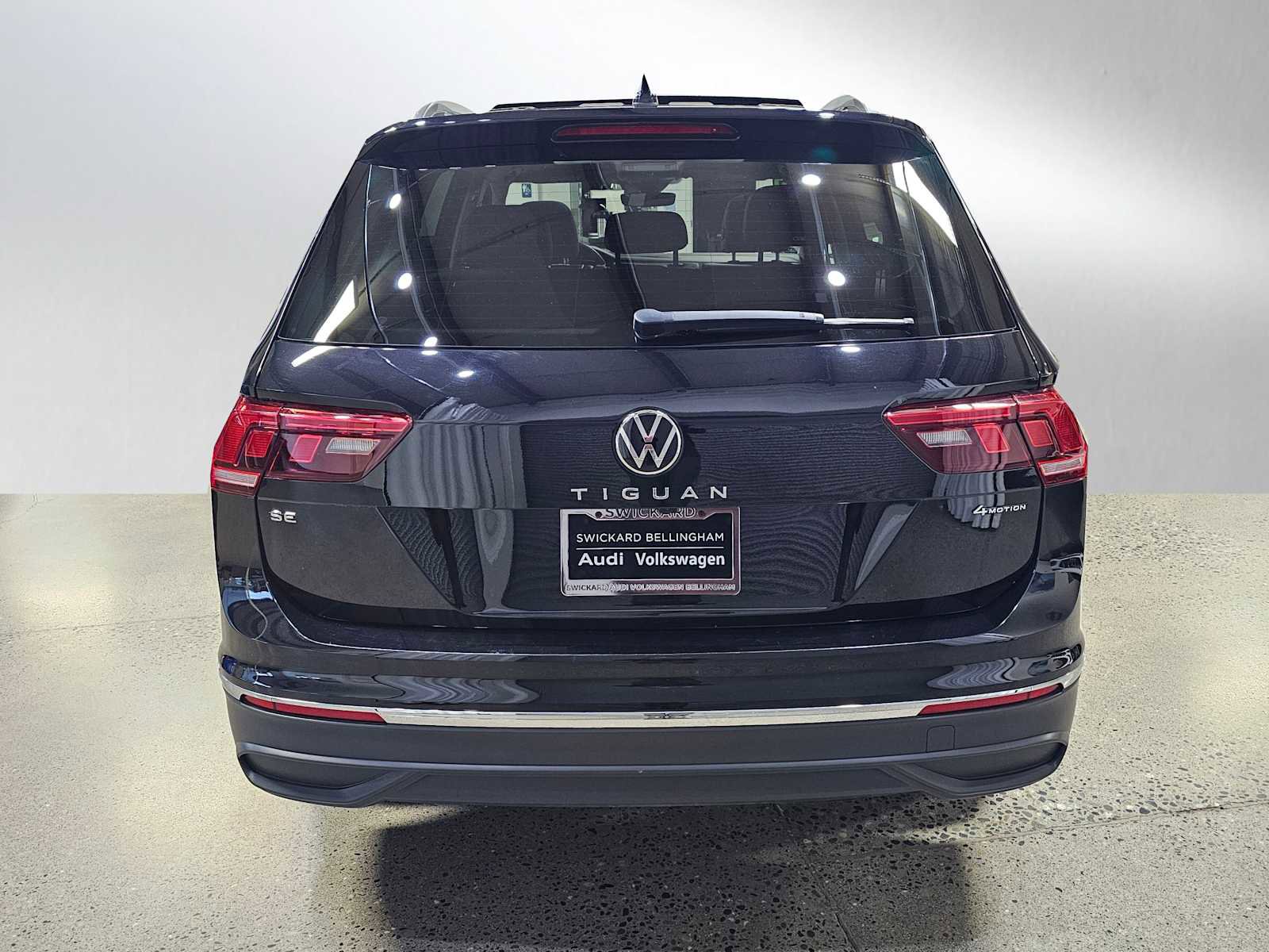 Used 2023 Volkswagen Tiguan SE w/ Panoramic Sunroof Package image 4