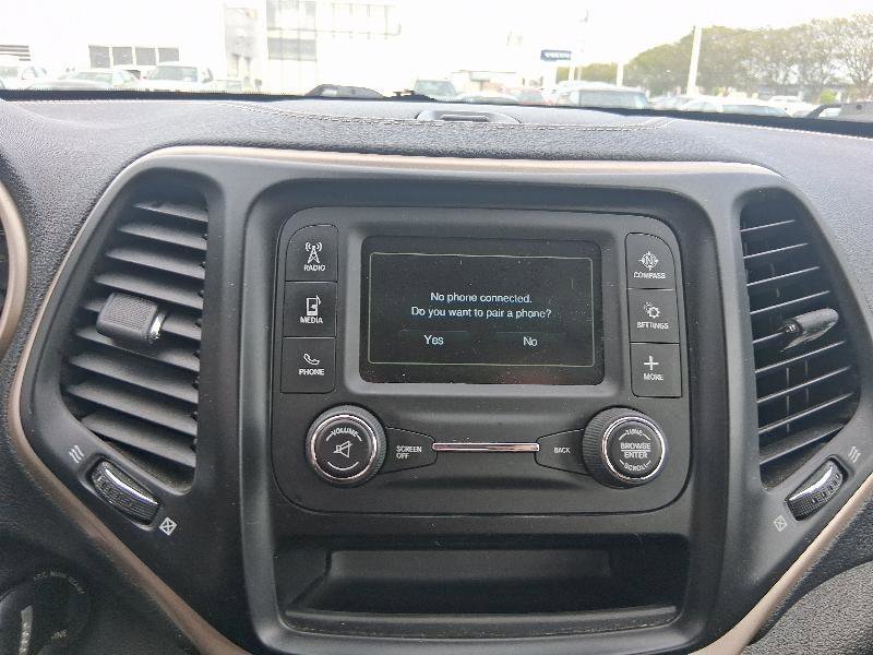 Used 2014 Jeep Cherokee Sport FWD image 32