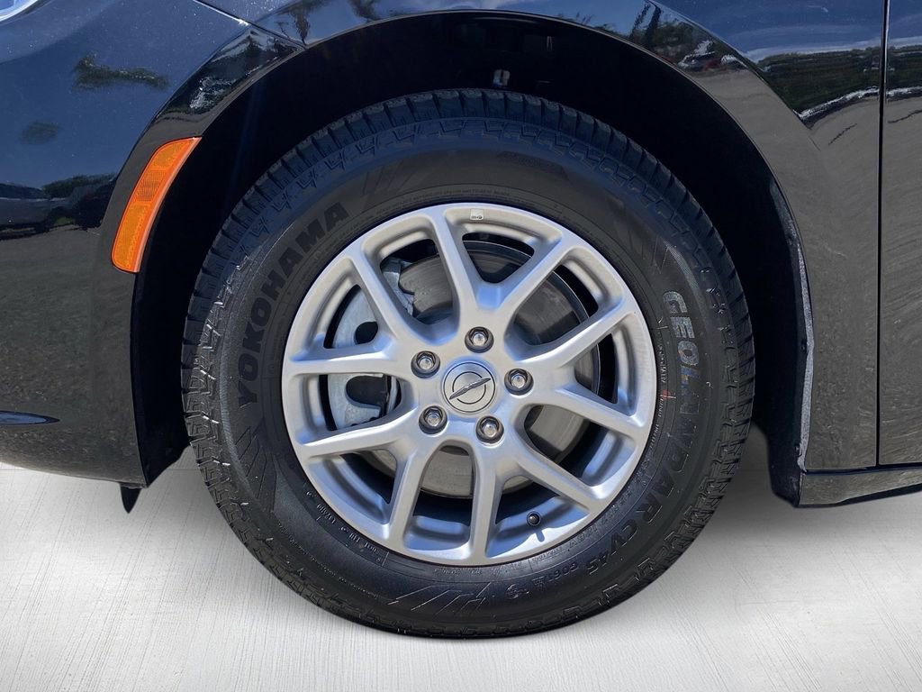 Used 2024 Chrysler Pacifica Touring FWD image 14