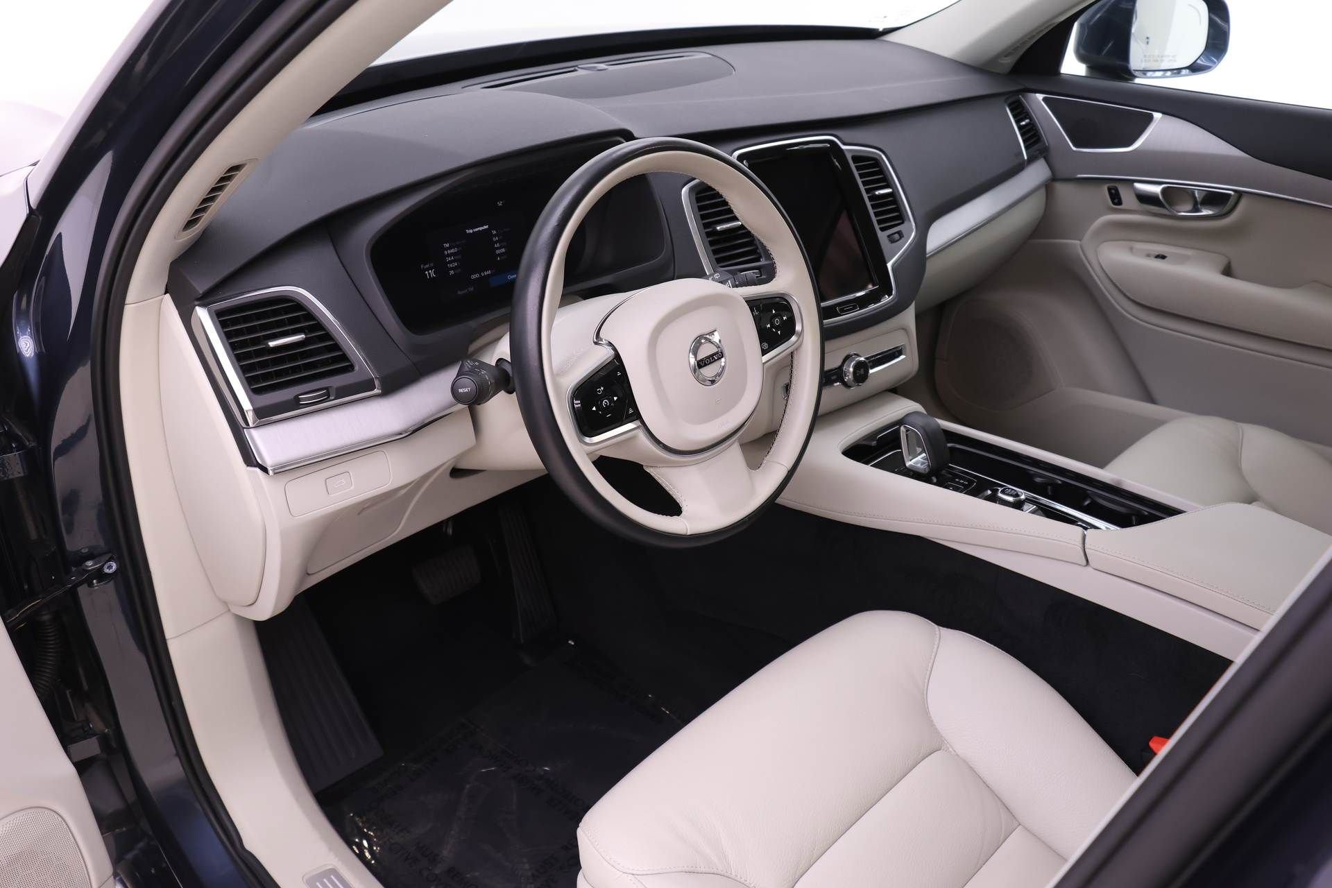 Certified 2025 Volvo XC90 B5 Core image 6