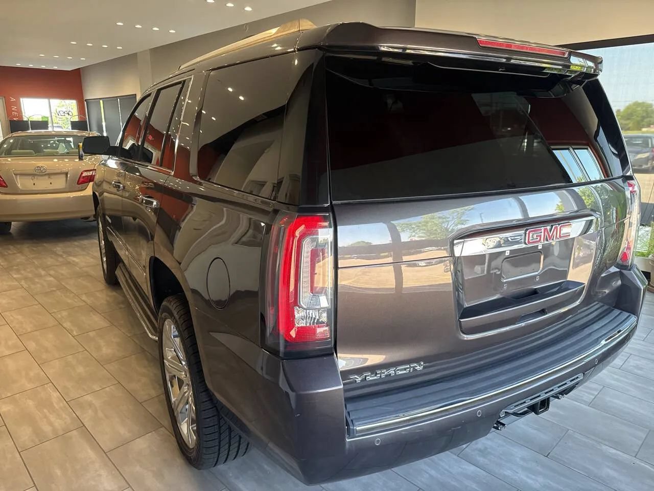 Used 2018 GMC Yukon Denali w/ Open Road Package AWD/4WD image 11