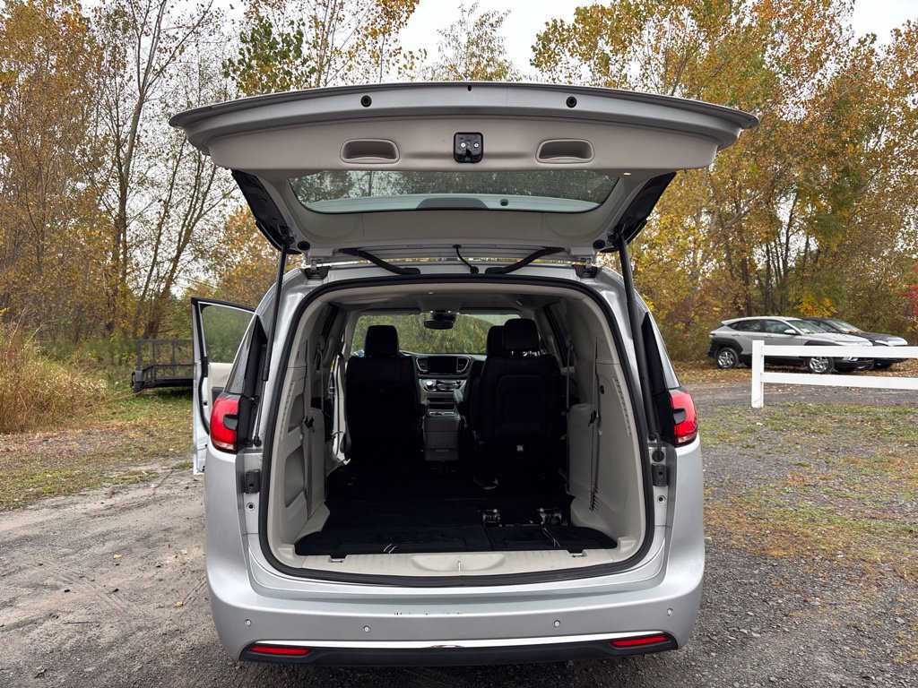 Used 2024 Chrysler Pacifica Touring-L FWD image 13