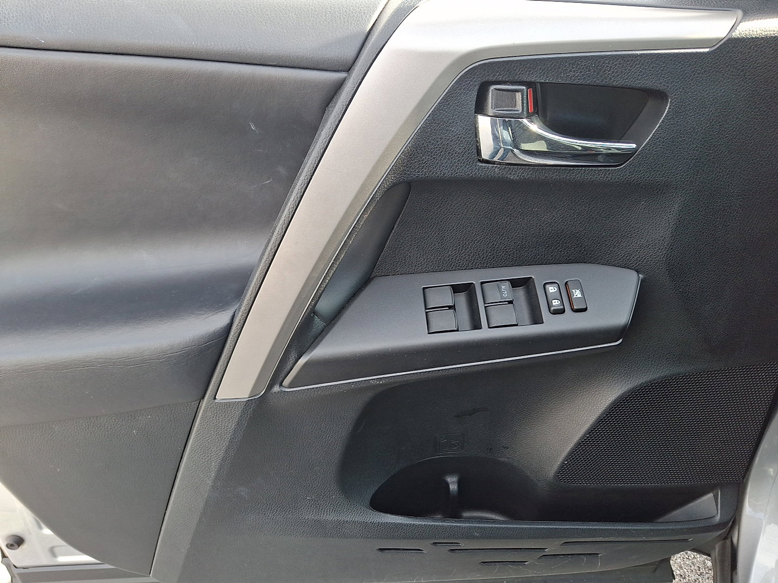 Used 2018 Toyota RAV4 XLE image 13