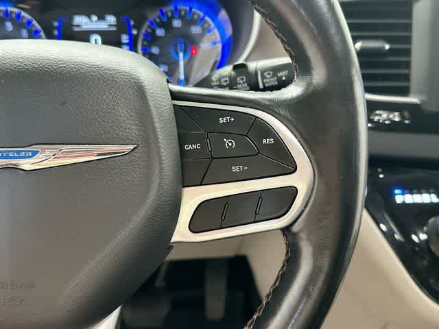 Used 2019 Chrysler Pacifica Touring-L FWD image 9