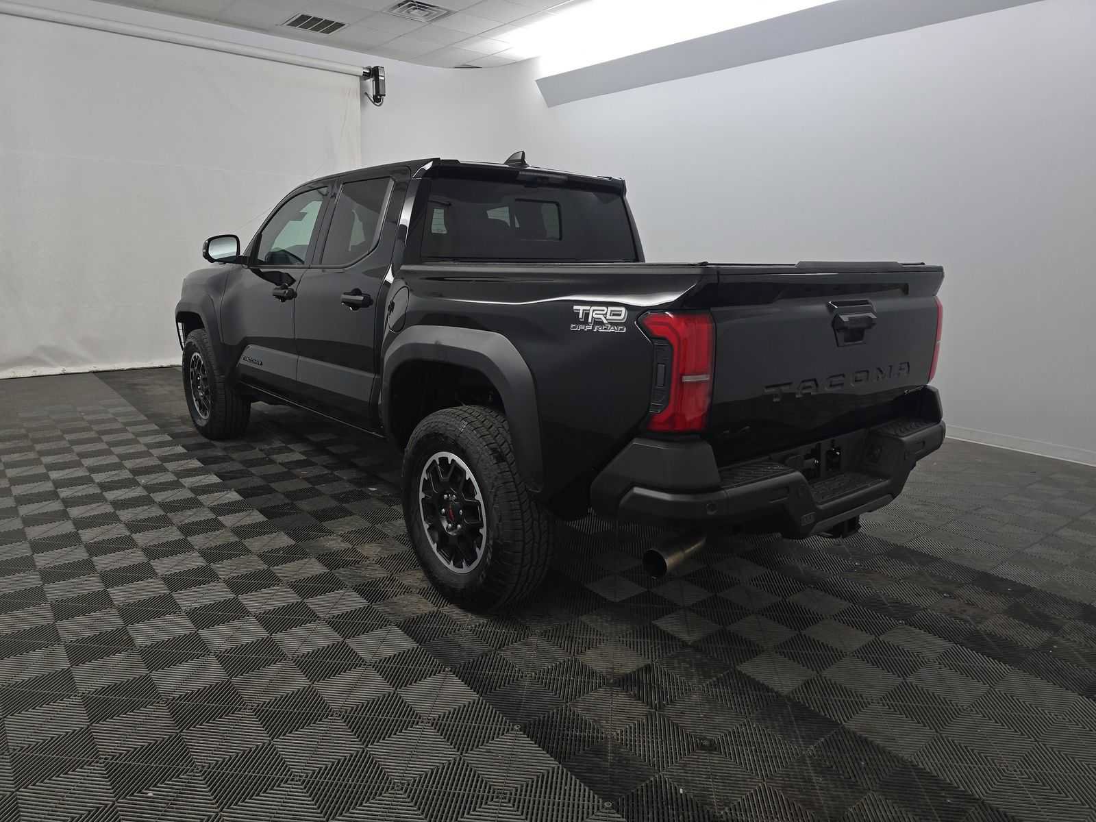 Certified 2025 Toyota Tacoma TRD Off-Road w/ TRD Off Road Premium Package AWD/4WD image 4