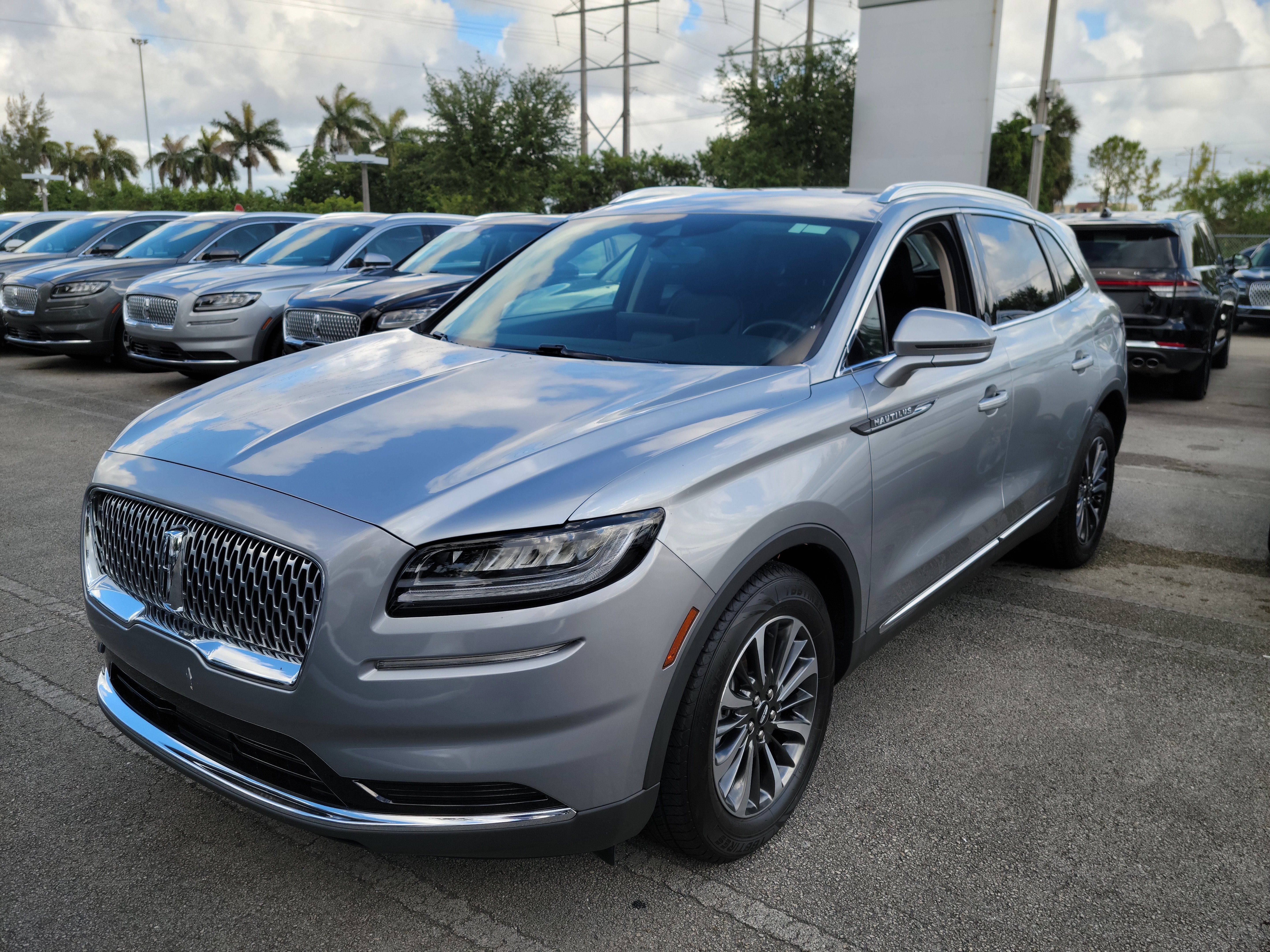Certified 2023 Lincoln Nautilus AWD w/ Premium Package image 2