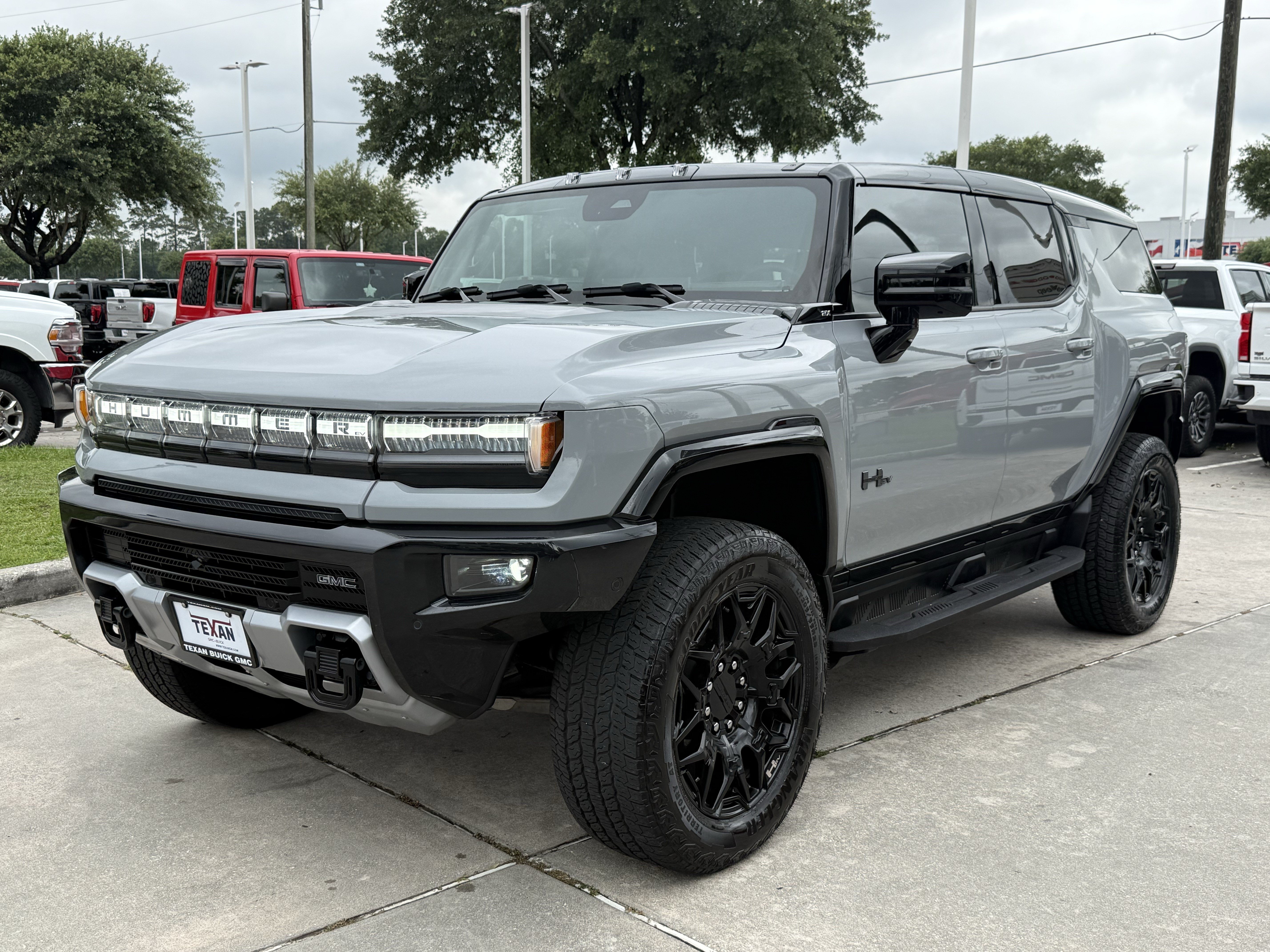 Used 2026 GMC Hummer EV SUV w/ LPO, Dark Essentials Package AWD/4WD image 9