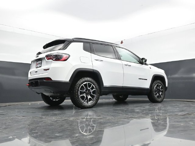 New 2026 Jeep Compass Trailhawk w/ Sun, Sound & Navigation Group AWD/4WD image 60