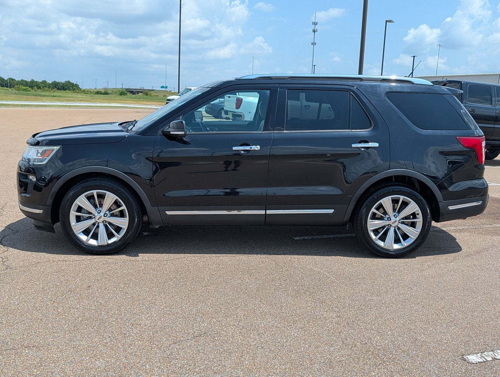 Used 2019 Ford Explorer Limited w/ Ford Safe & Smart Package FWD image 2
