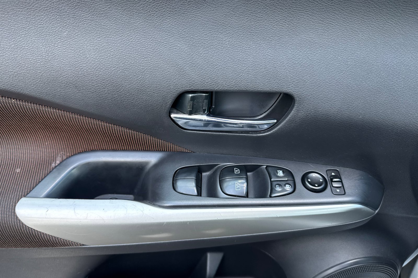 Used 2020 Nissan Kicks SR image 10