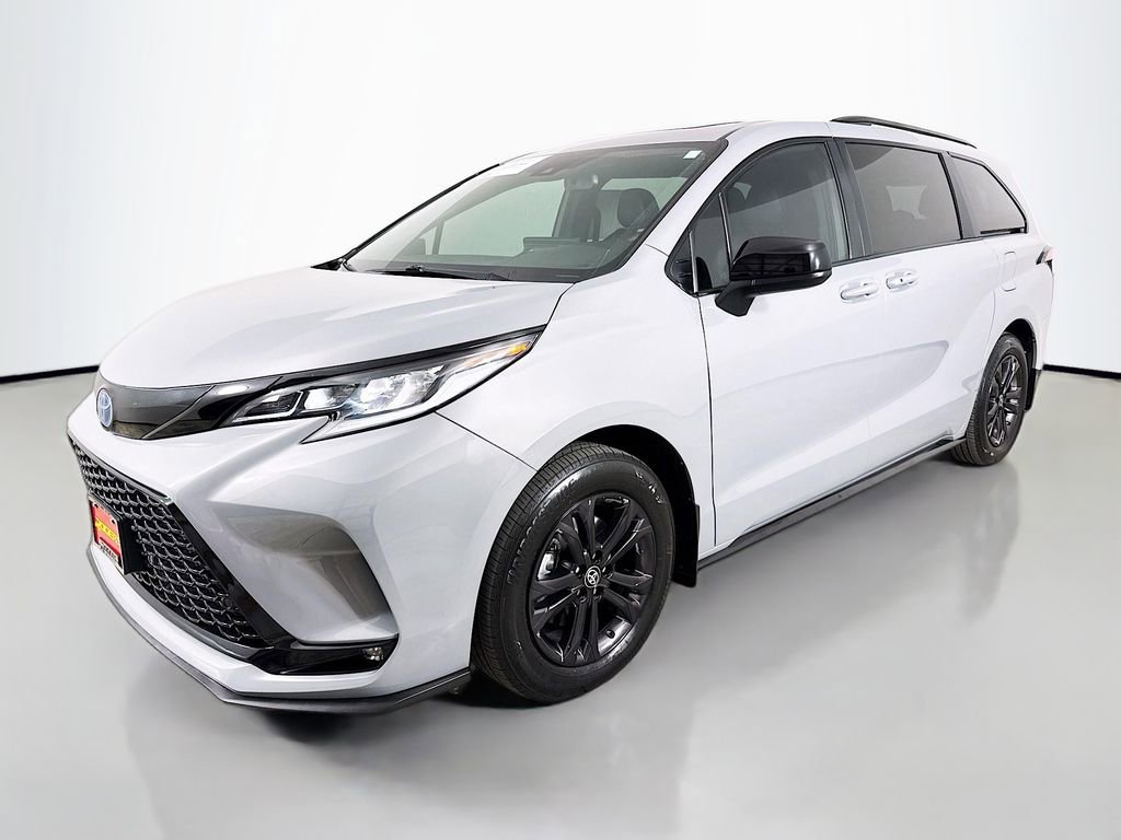 Certified 2025 Toyota Sienna XSE image 3