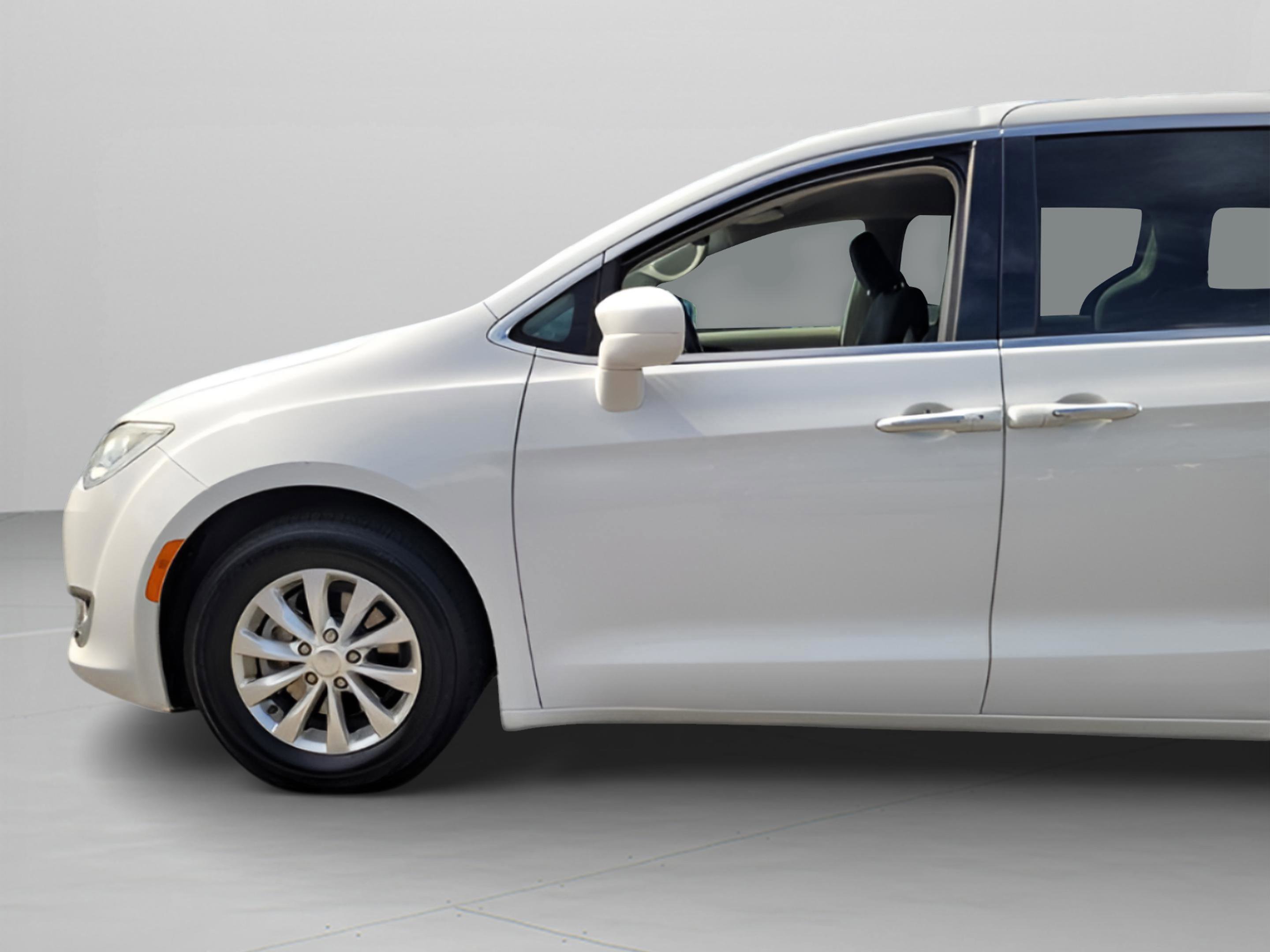 Used 2019 Chrysler Pacifica Touring Plus image 35