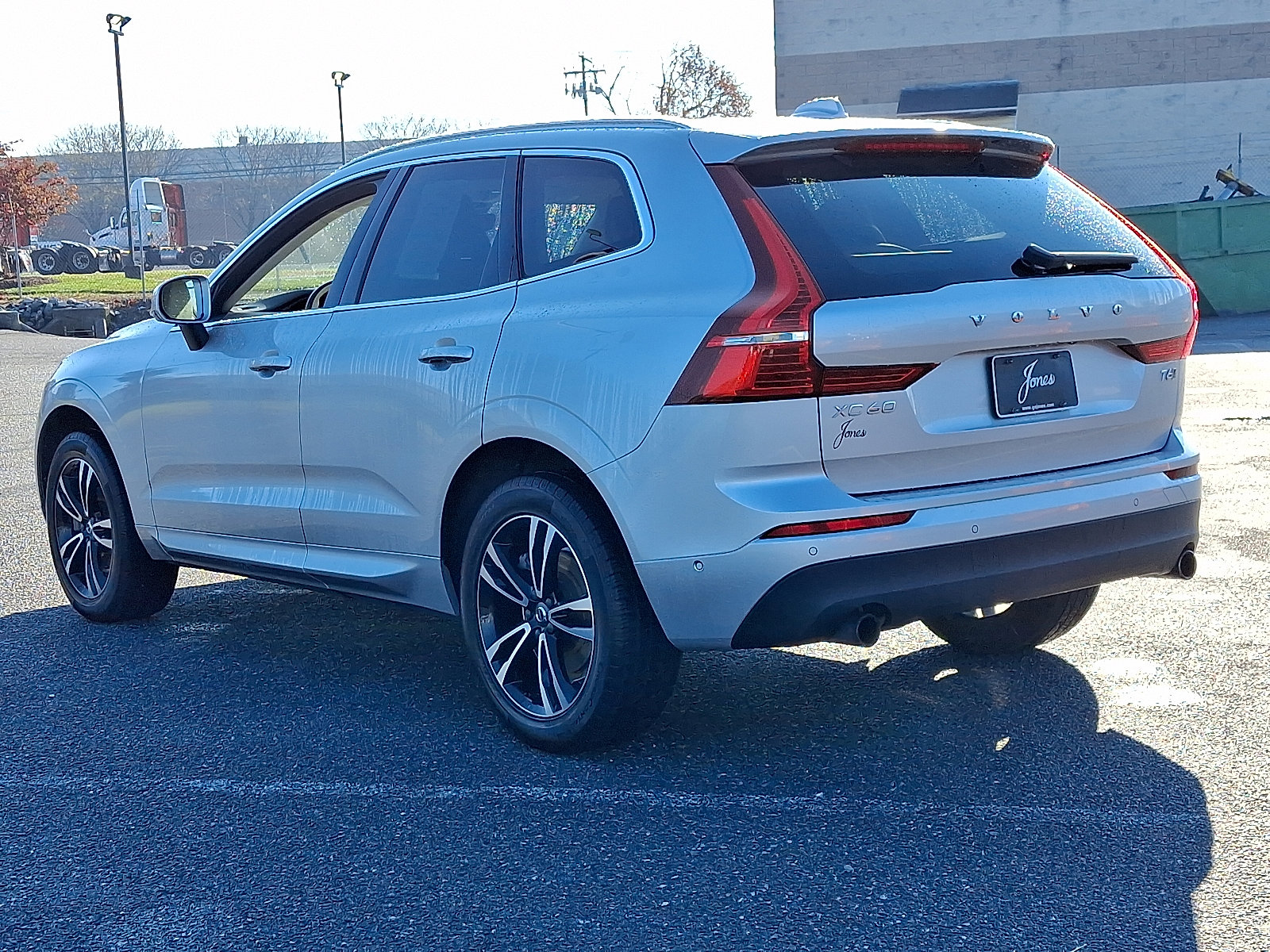 Used 2019 Volvo XC60 T6 Momentum w/ Multimedia Package image 4