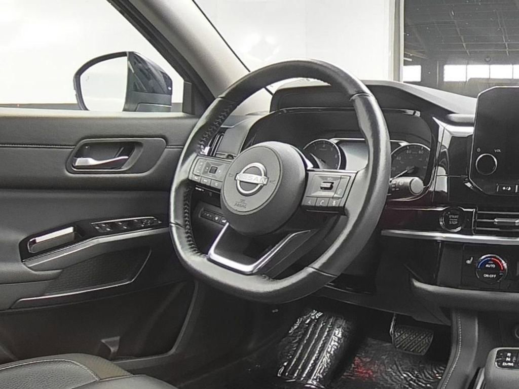 Used 2025 Nissan Pathfinder SL image 30