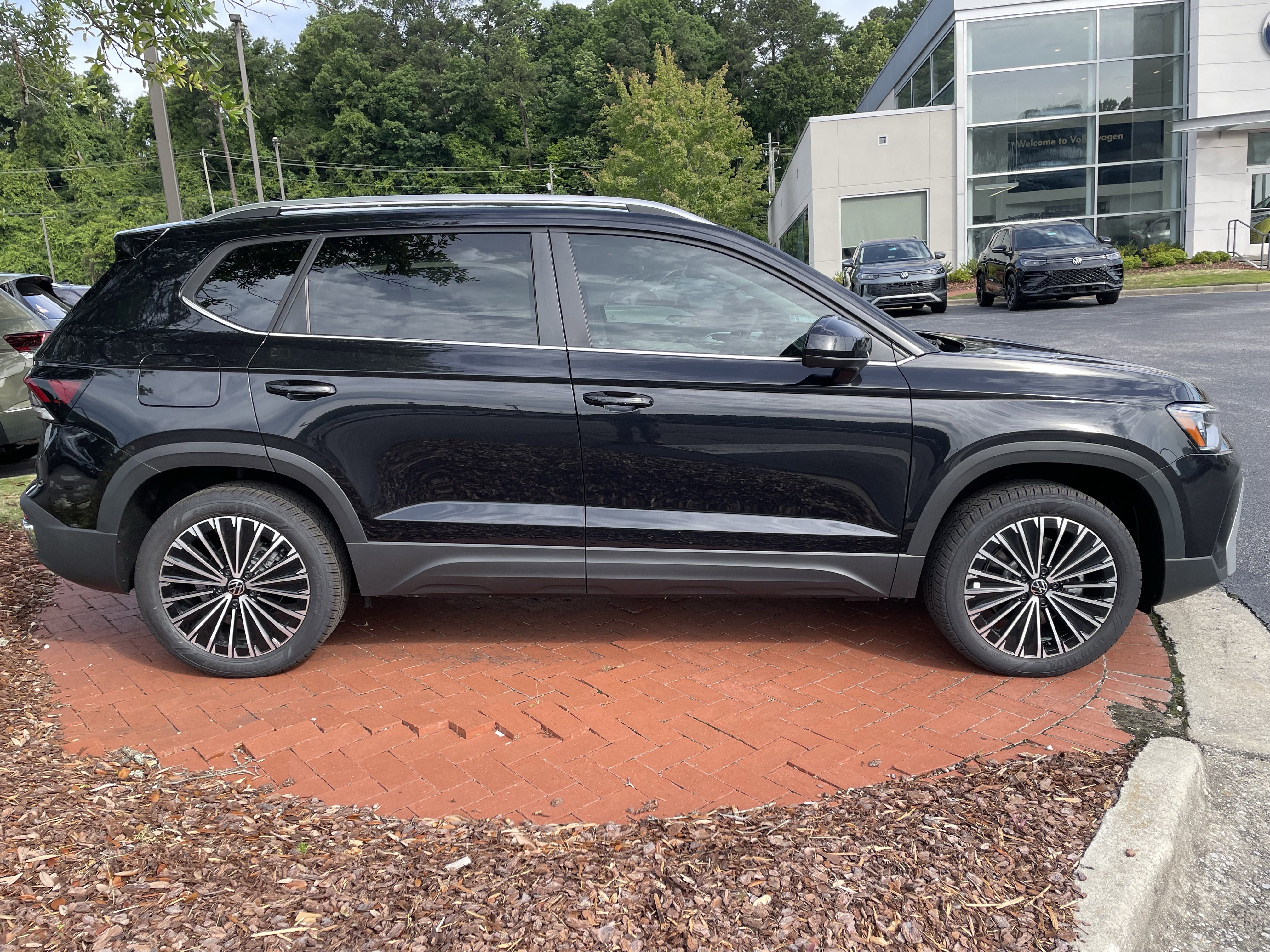 New 2026 Volkswagen Taos SE FWD image 4