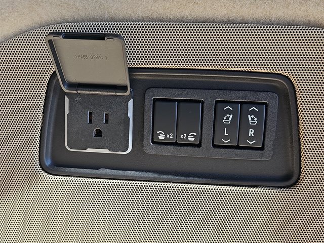 Used 2021 Cadillac Escalade Premium Luxury w/ Driver Assist Tech Package image 15