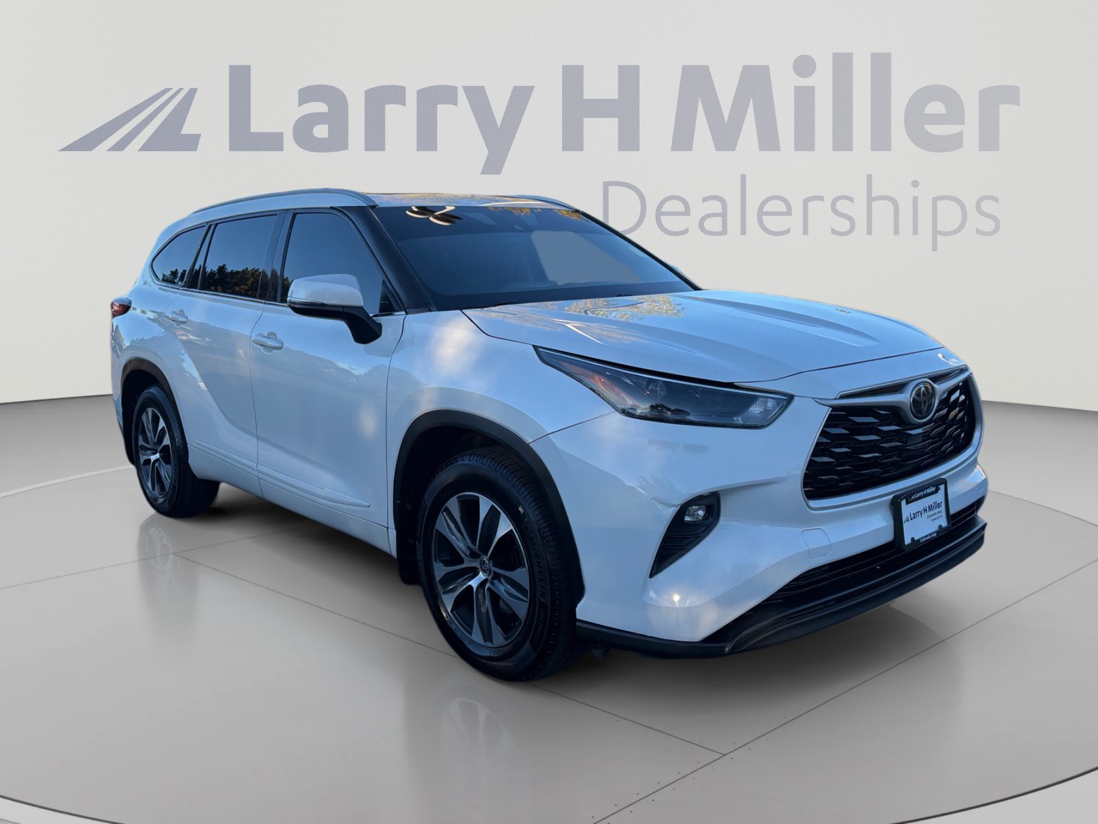 Used 2022 Toyota Highlander XLE AWD/4WD image 7