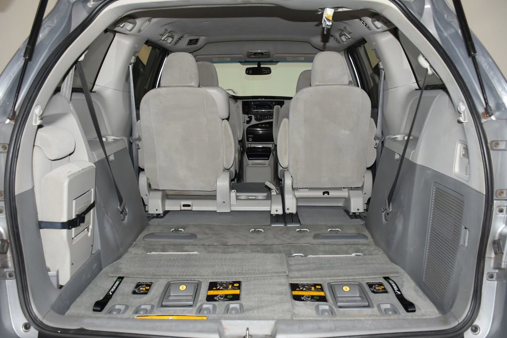 Used 2013 Toyota Sienna LE image 28
