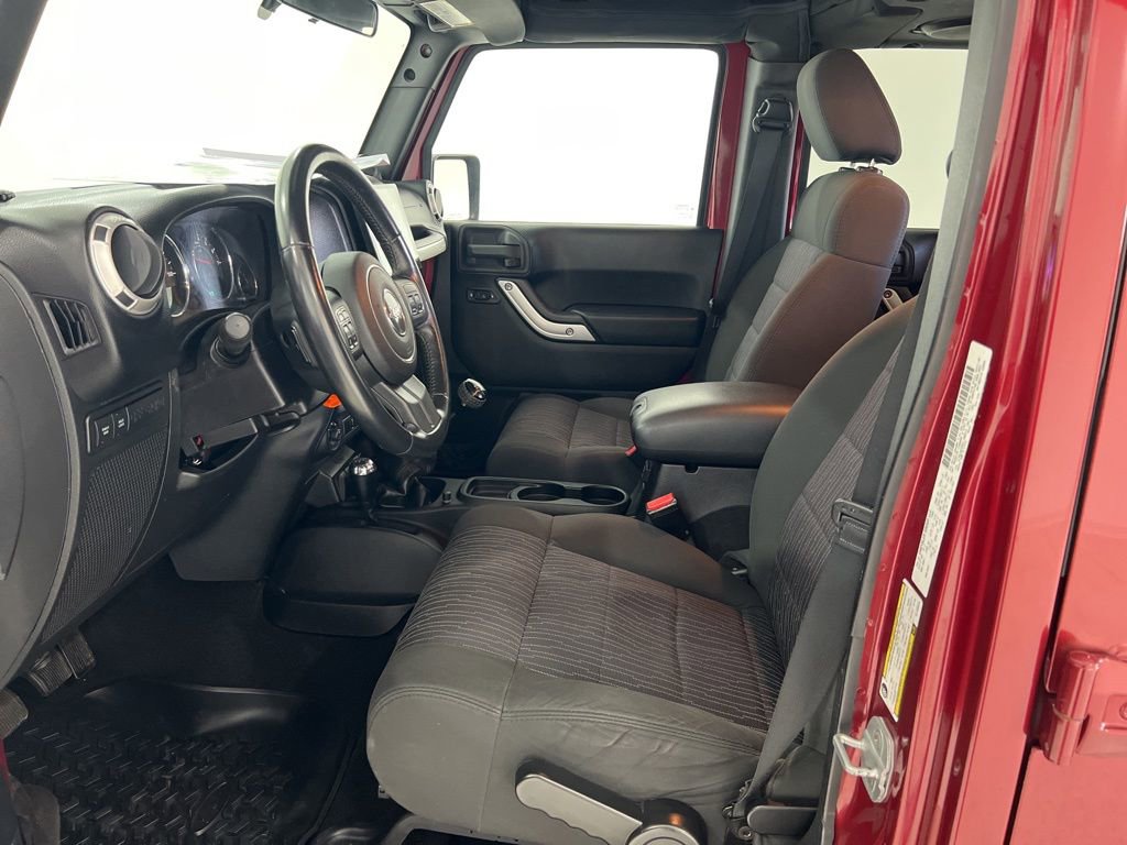 Used 2012 Jeep Wrangler Unlimited Rubicon w/ Connectivity Group image 14