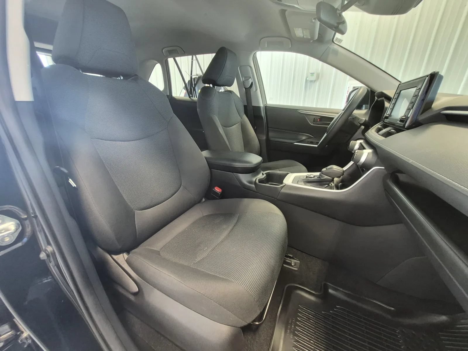 Used 2022 Toyota RAV4 LE AWD/4WD image 21