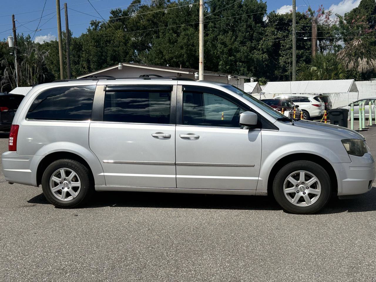 Used 2010 Chrysler Town & Country Touring FWD image 5