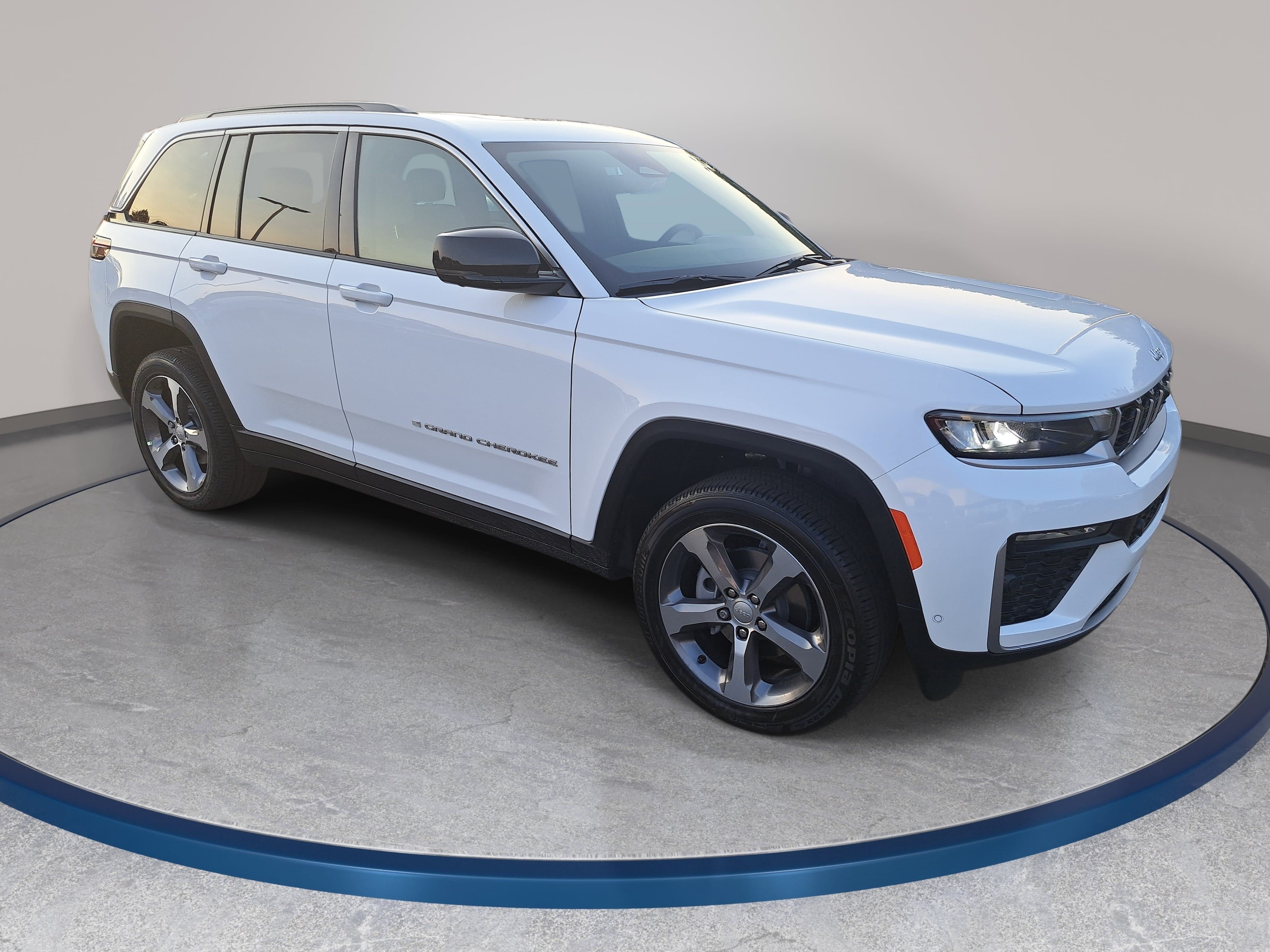 New 2026 Jeep Grand Cherokee Limited w/ Luxury Tech Group II AWD/4WD image 3