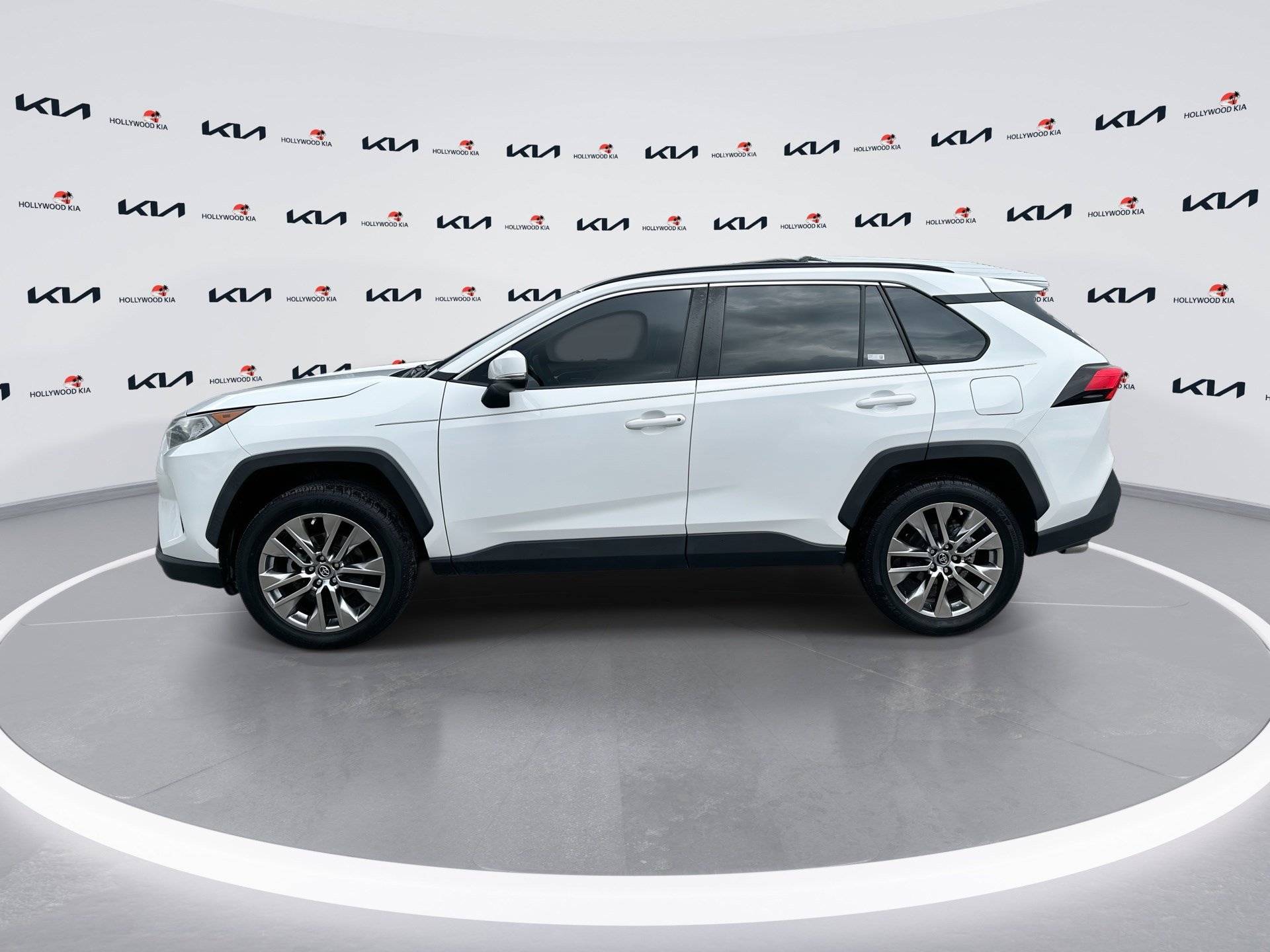 Used 2019 Toyota RAV4 XLE Premium image 5