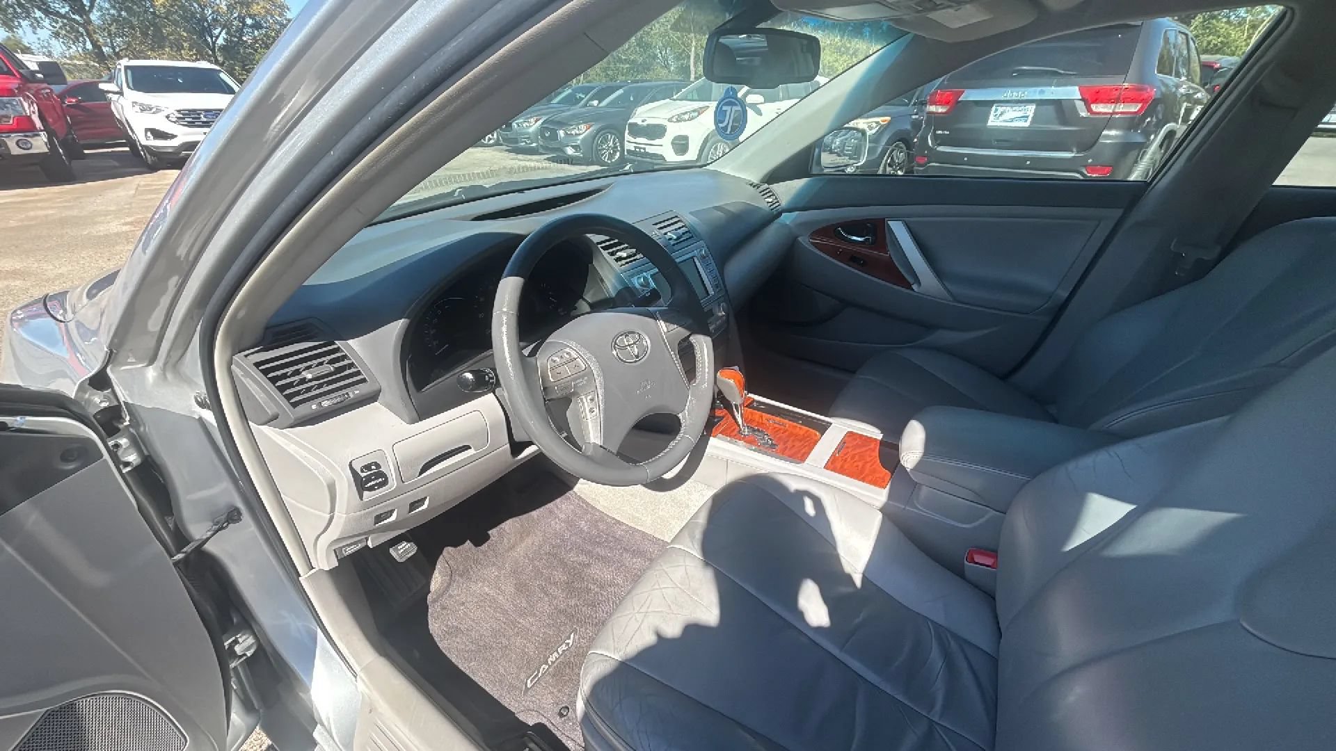 Used 2011 Toyota Camry Hybrid FWD image 2