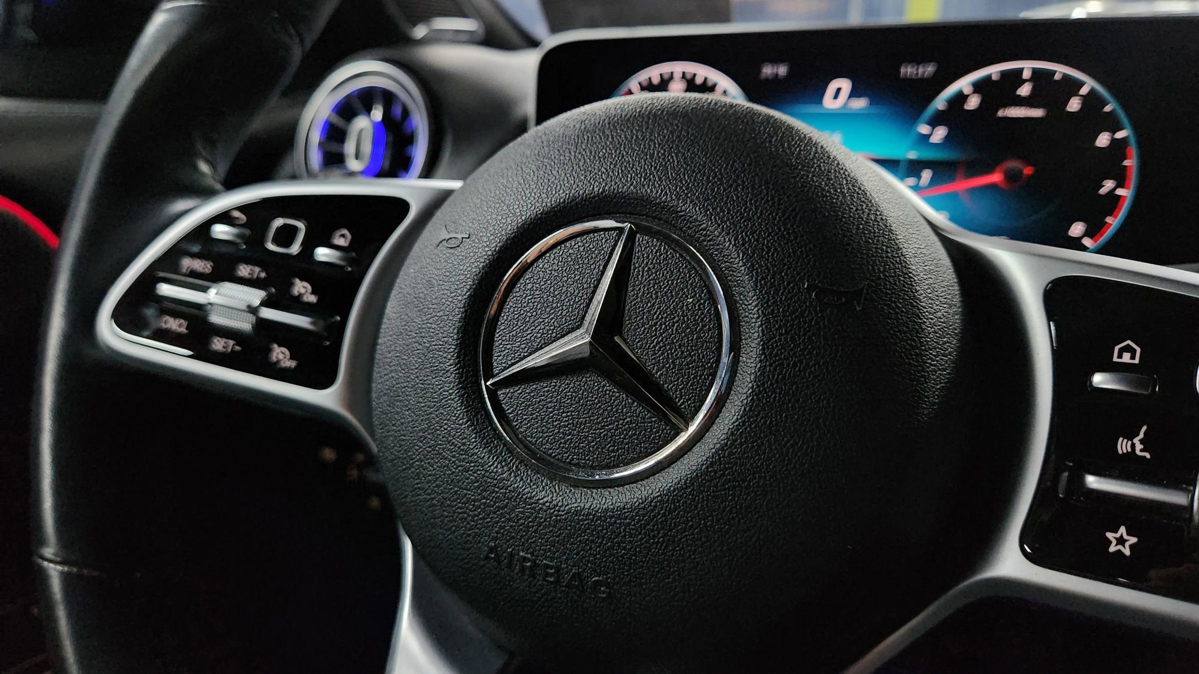 Used 2020 Mercedes-Benz GLB 250 4MATIC w/ Premium Package image 26