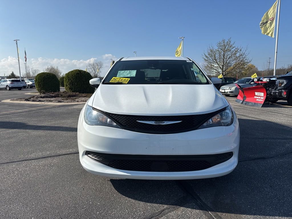 Used 2023 Chrysler Voyager LX image 2