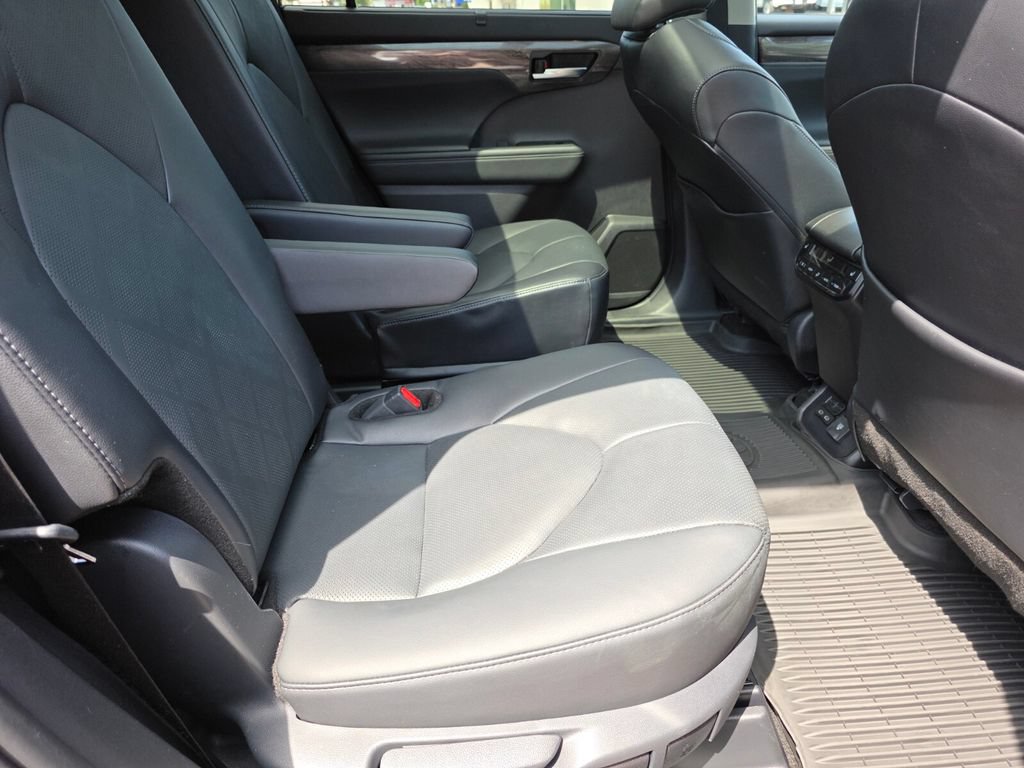 Used 2026 Toyota Highlander Platinum AWD/4WD image 17