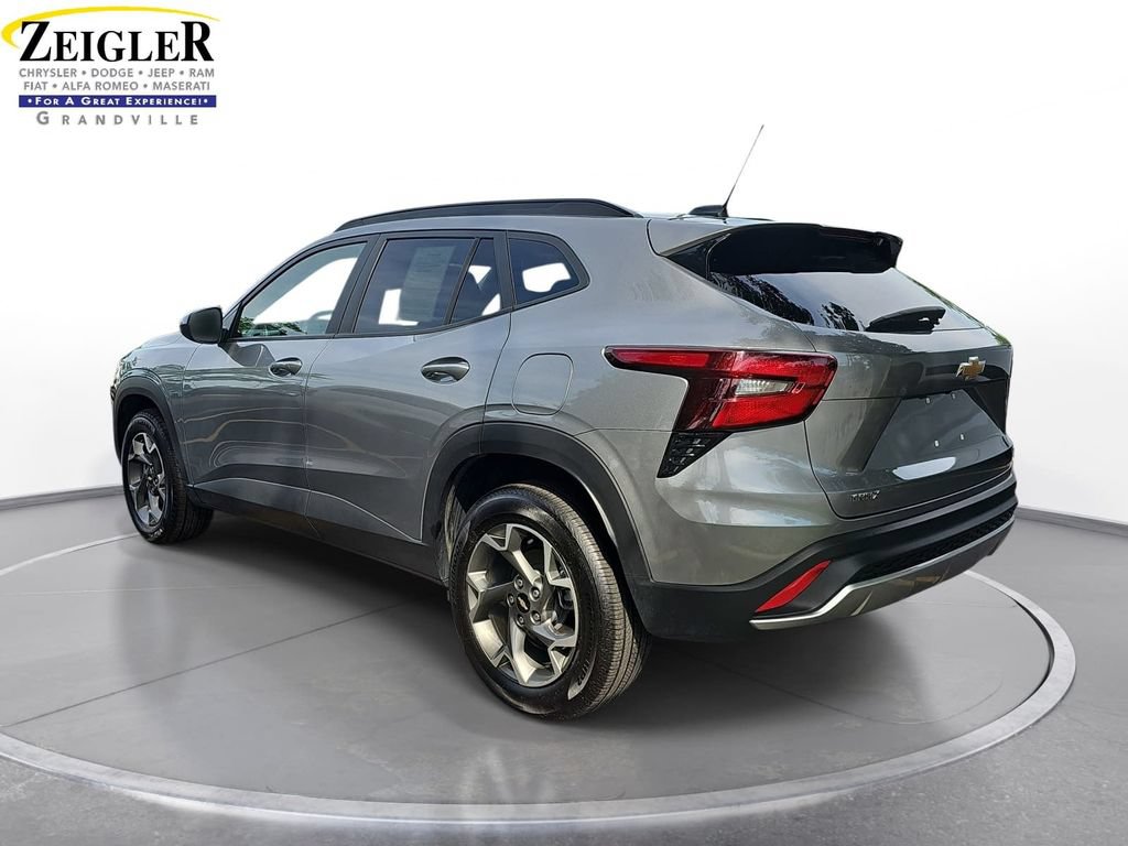 Used 2025 Chevrolet Trax LT w/ LT Convenience Package FWD image 7