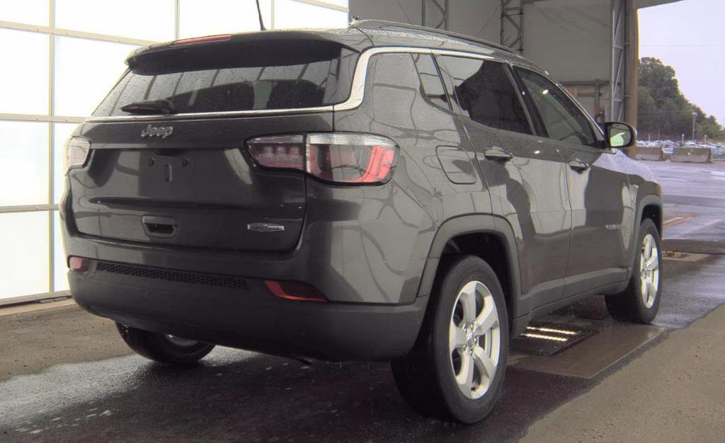 Used 2018 Jeep Compass Latitude FWD image 4