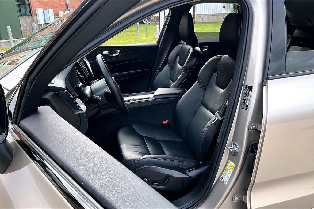 Used 2025 Volvo XC60 B5 Plus AWD/4WD image 32