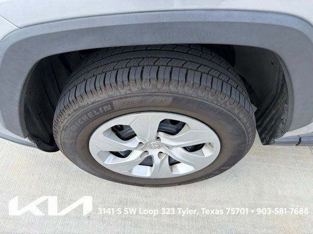 Used 2019 Toyota RAV4 LE FWD image 4