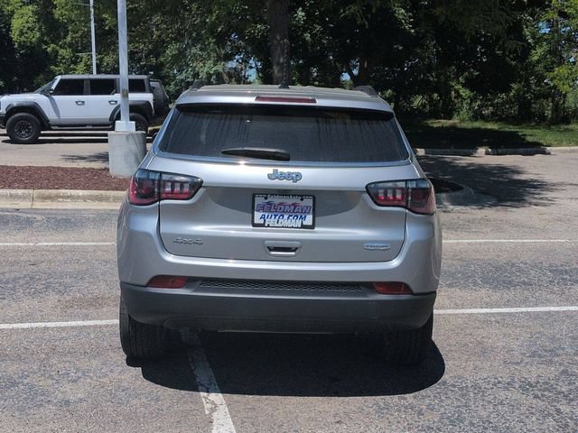 Used 2024 Jeep Compass Latitude w/ Convenience Group AWD/4WD image 4